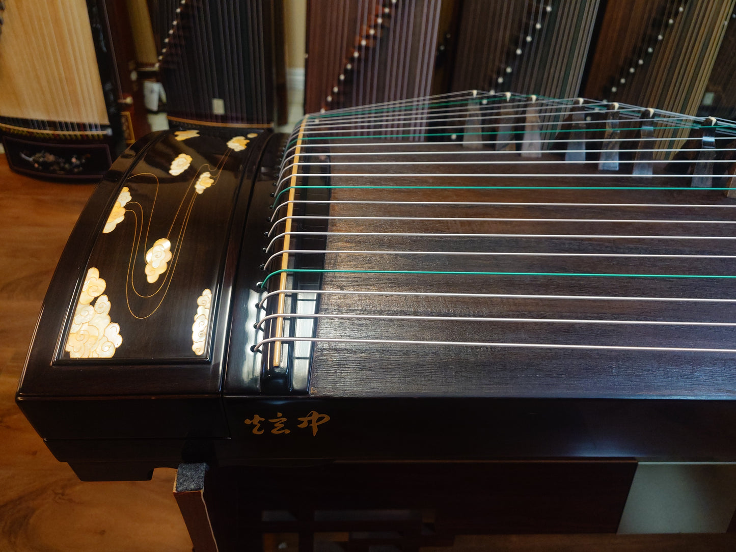 Xuanzhong Aged Thailand Rosewood Guzheng "Colorful Clouds Chasing the Moon"